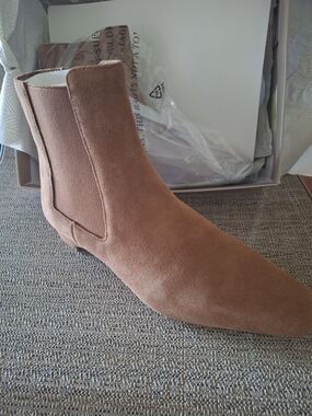 NIB Donald J. Pliner Women's Tan Suede Pointed-Toe Chelsea Boot